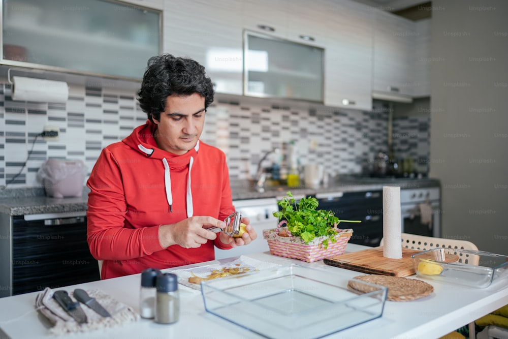 Un hombre sentado en una mesa con una canasta de comida