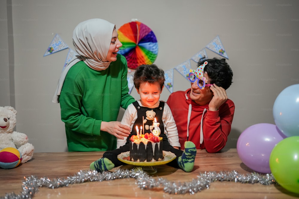 uma família comemorando um aniversário com um bolo