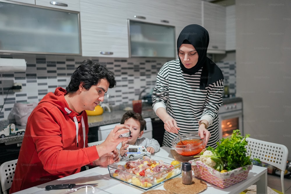 um homem e uma mulher preparando comida em uma cozinha