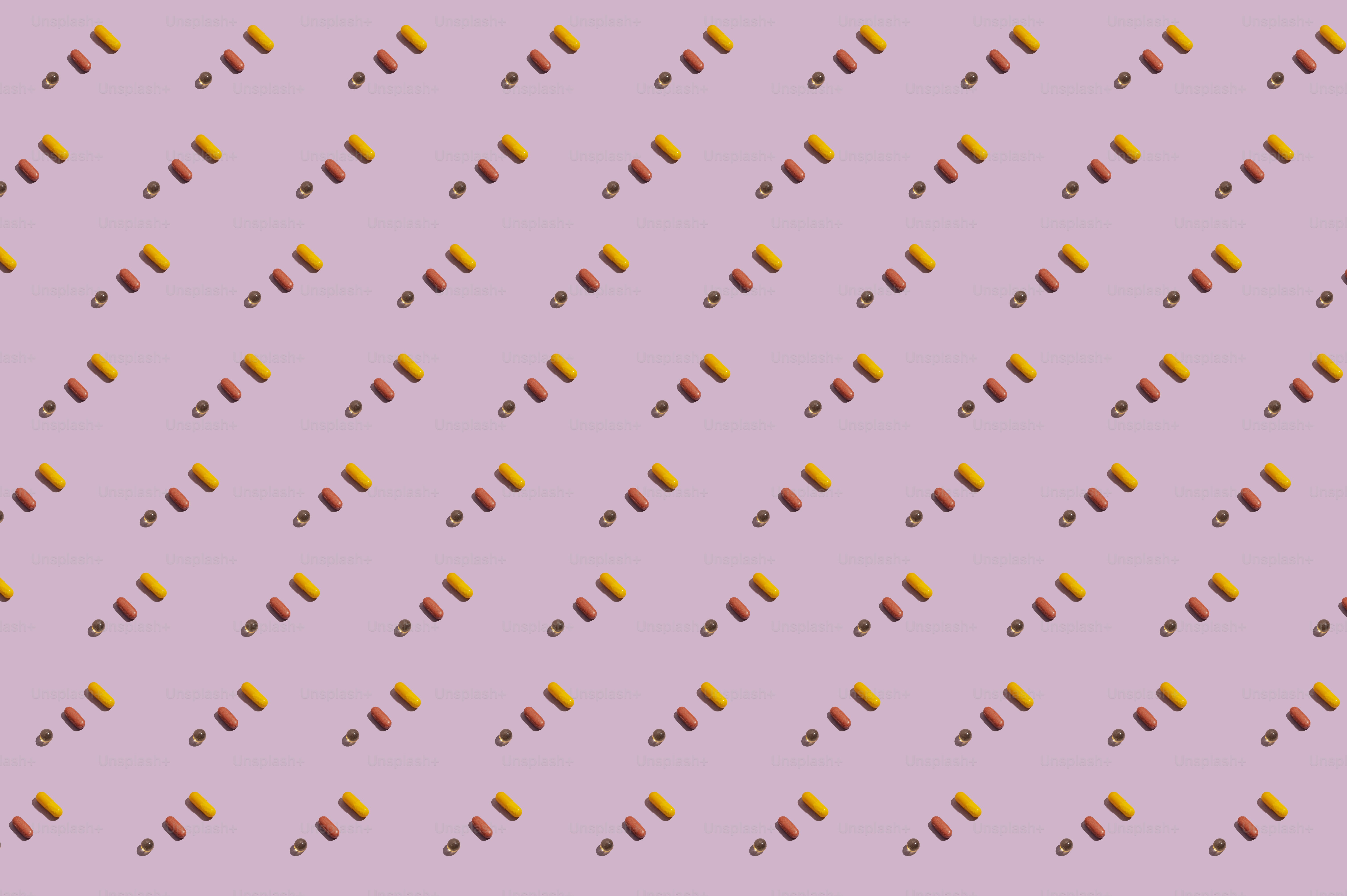 주황색과 빨간색 점이 있는 보라색 배경