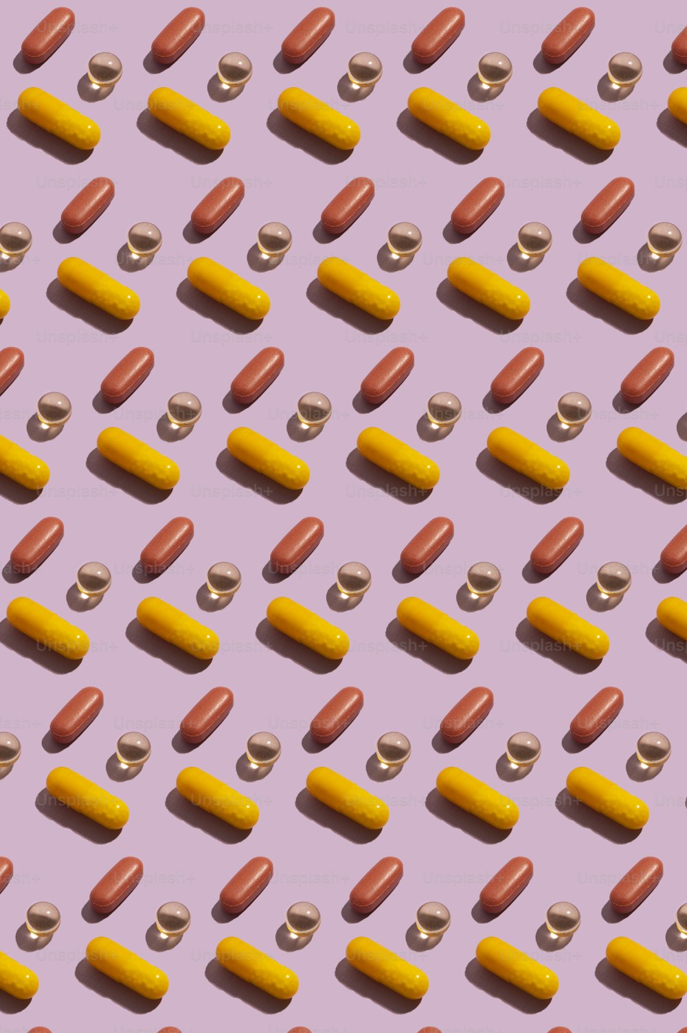 um padrão de cachorros-quentes e pílulas em um fundo roxo