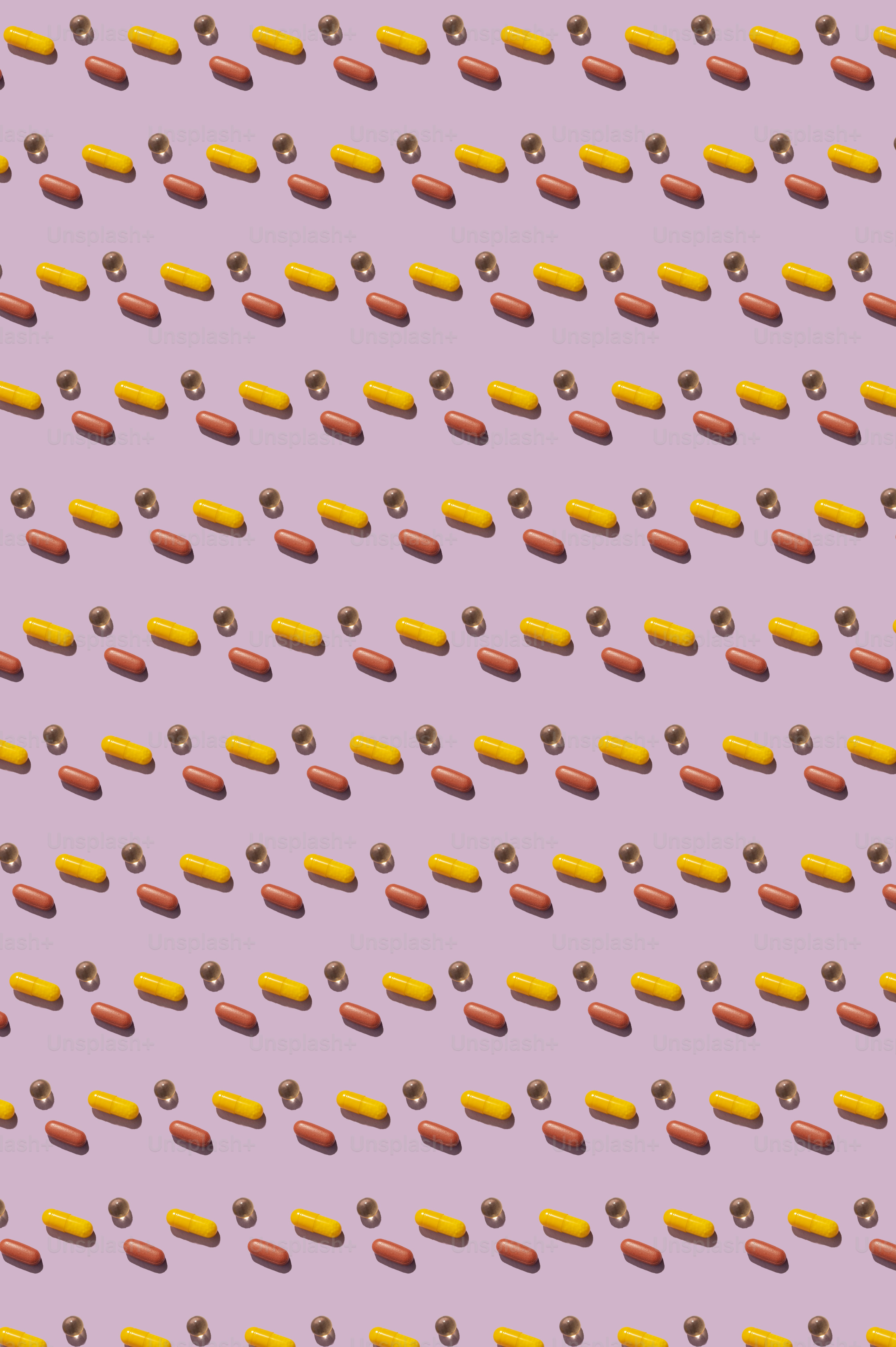 Un modello di hot dog su uno sfondo viola