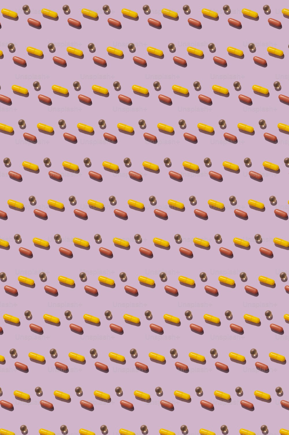 ein Muster von Hot Dogs auf violettem Hintergrund