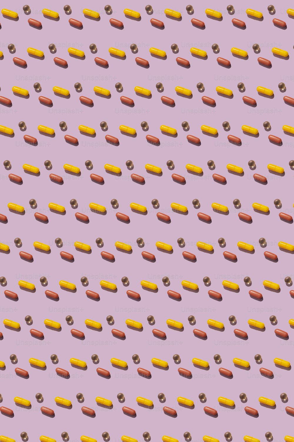 ein Muster von Hot Dogs auf violettem Hintergrund