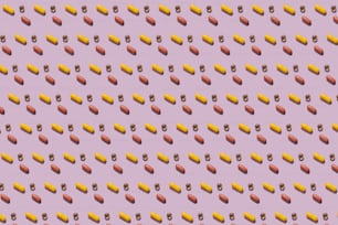 un fond violet avec des cannes de bonbons jaunes et rouges