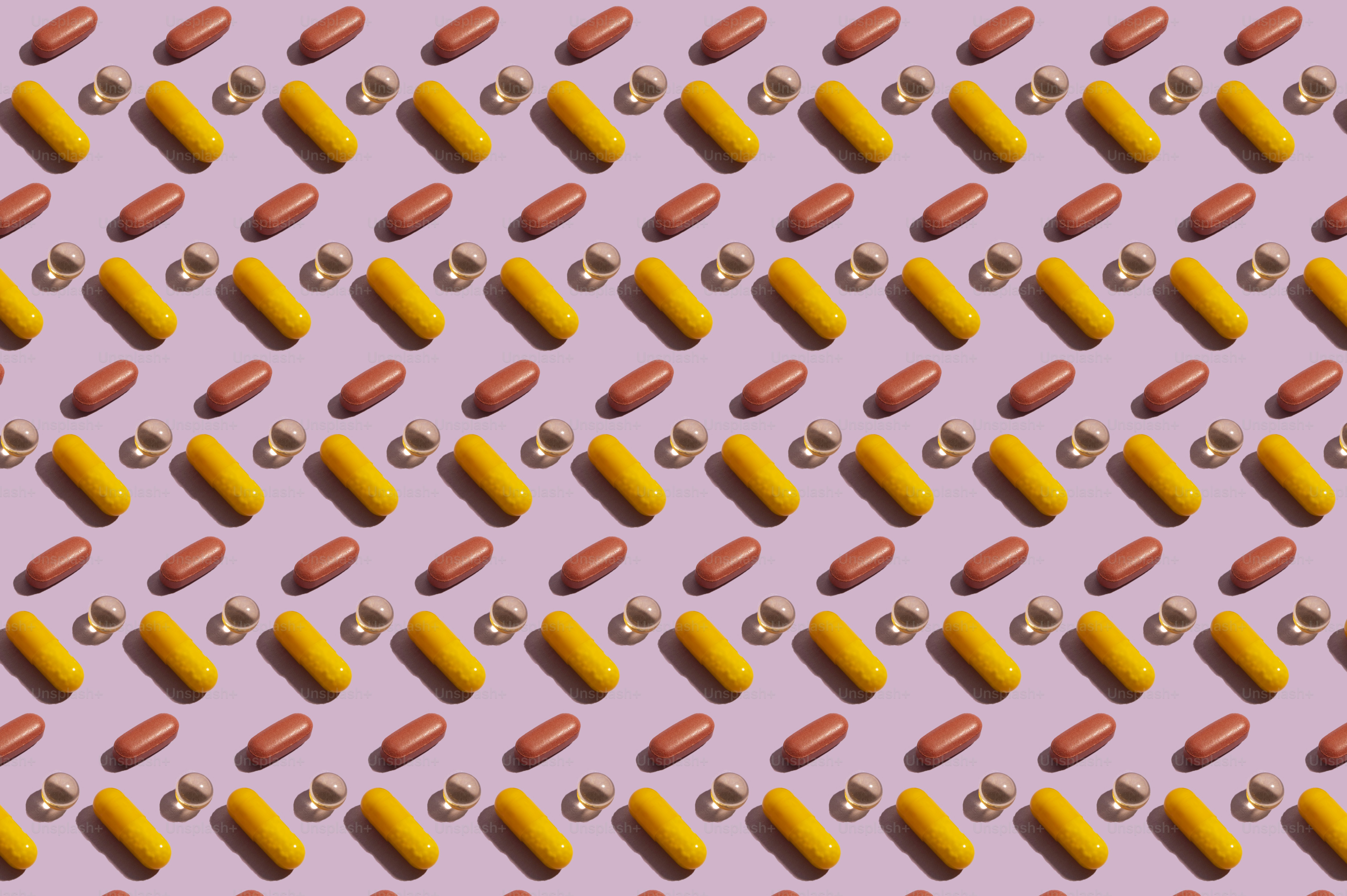 Un modello di hot dog su uno sfondo viola