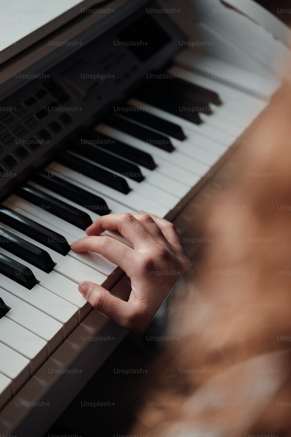 手でピアノを弾く人