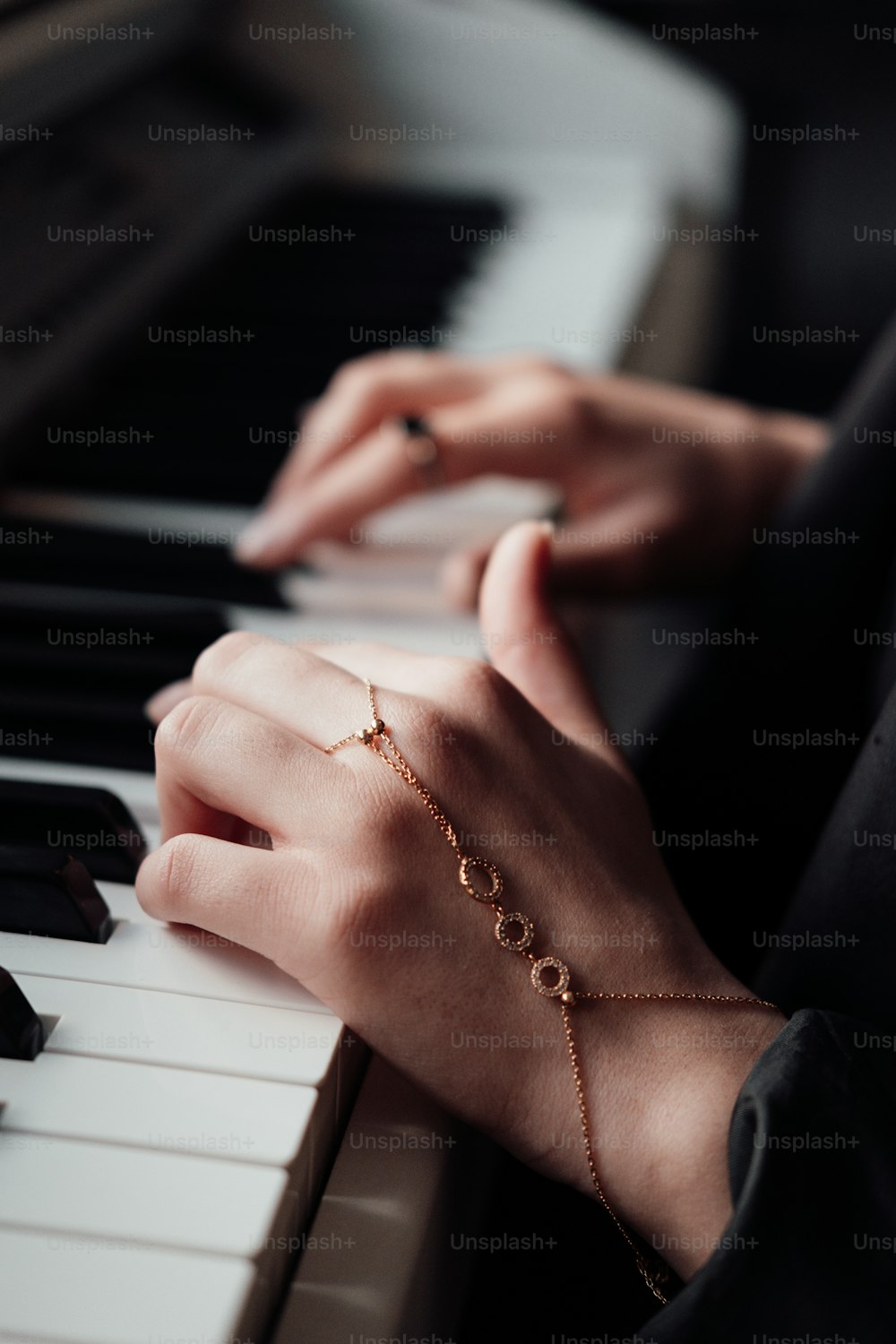 un gros plan d’une personne jouant du piano