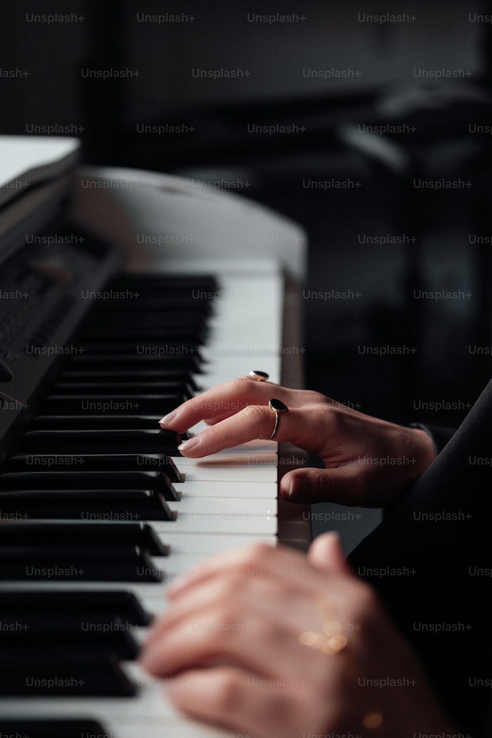 손으로 피아노를 연주하는 사람