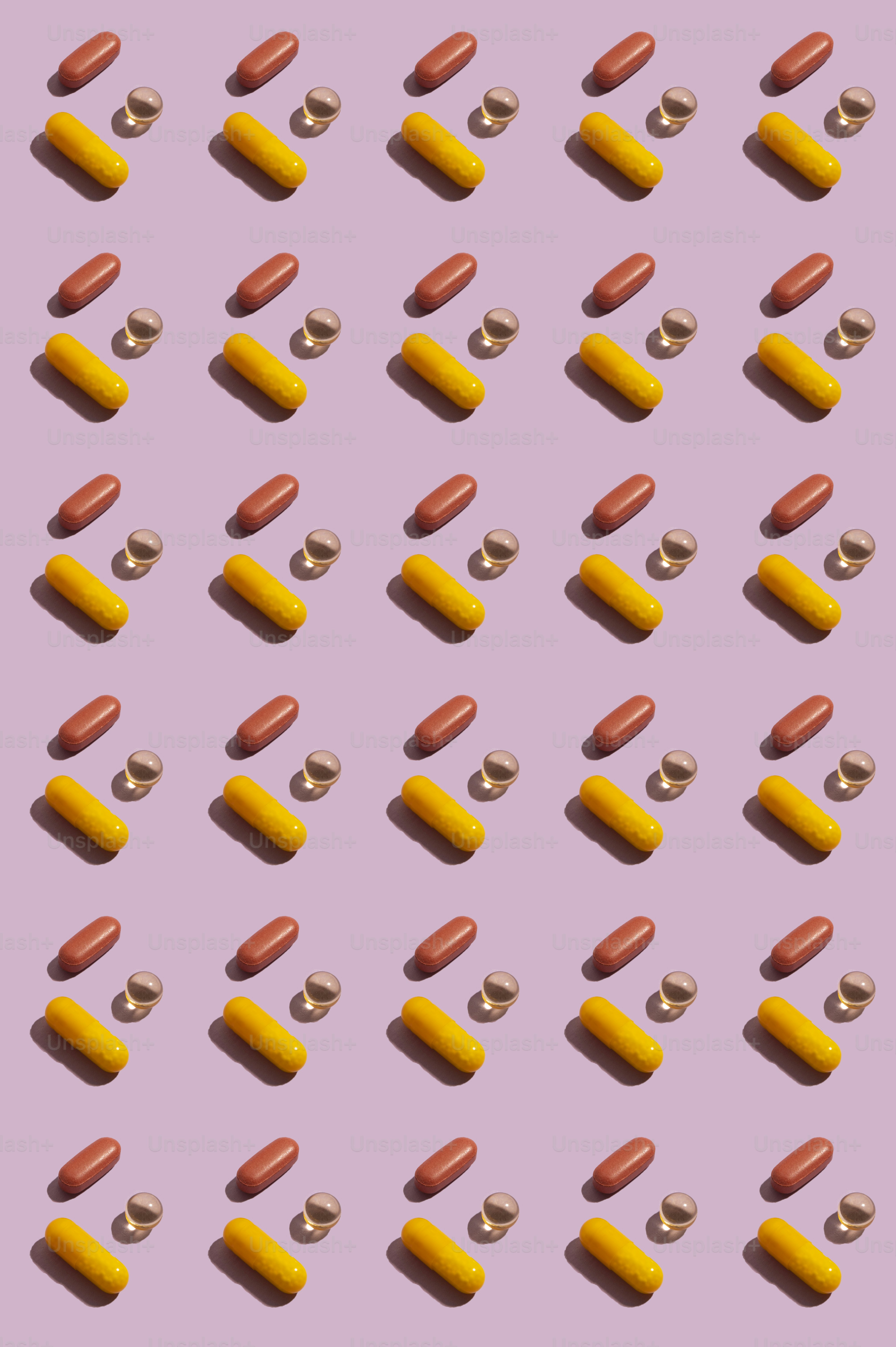 Un modello di hot dog e pillole su uno sfondo viola