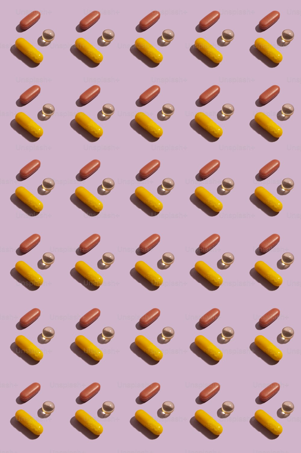 Ein Muster von Hot Dogs und Pillen auf violettem Hintergrund