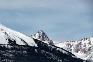 Una montagna innevata con uno sfondo del cielo