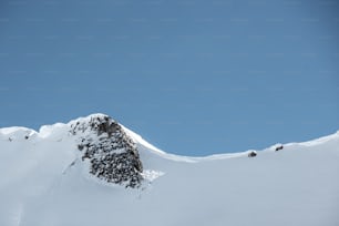 Ein Snowboarder springt von einem verschneiten Berg