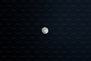 Una vista della luna nel cielo notturno
