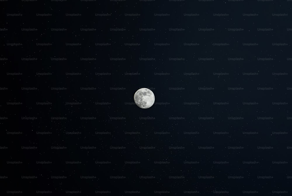 Una vista de la luna en el cielo nocturno