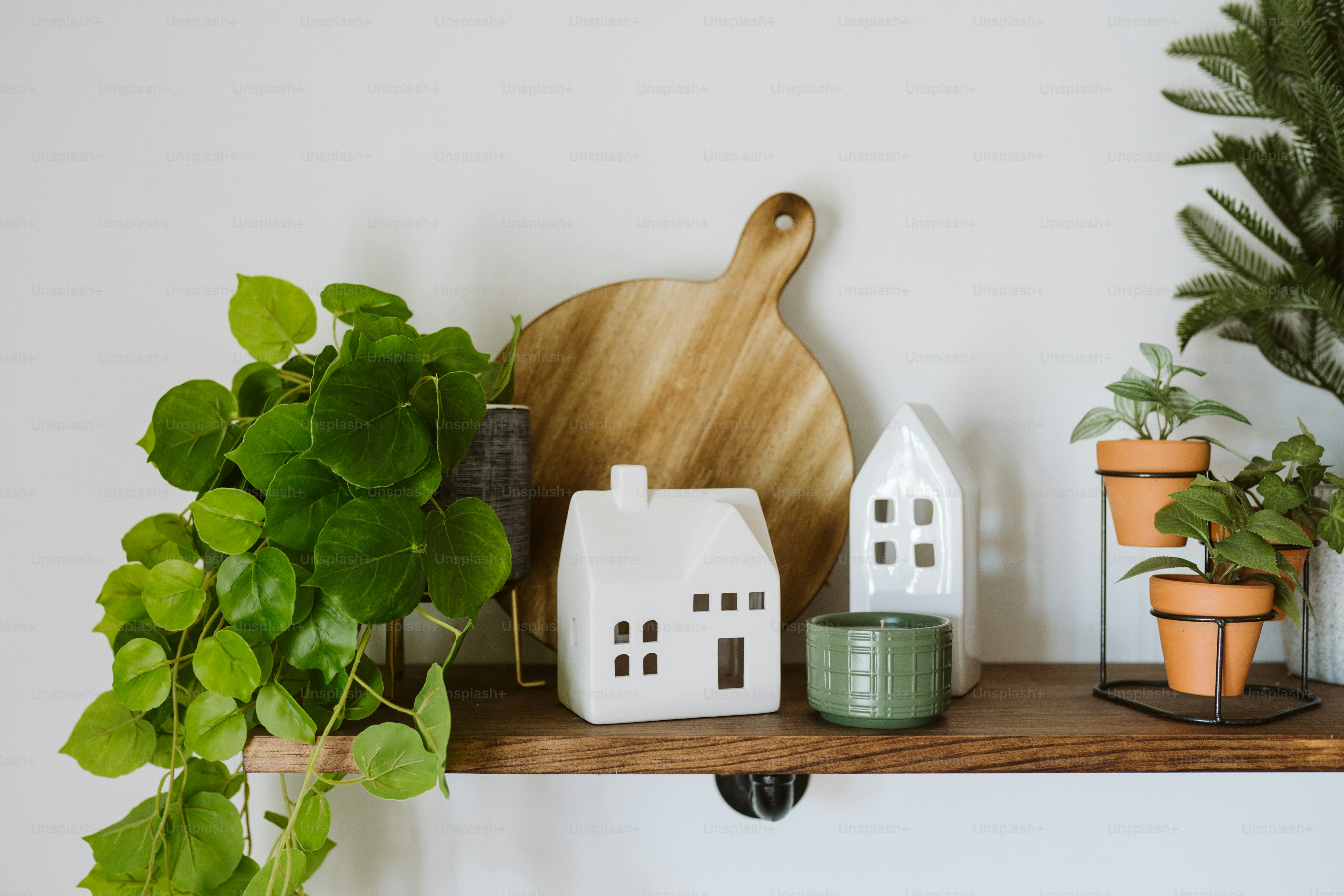 un tagliere di legno seduto sopra una mensola