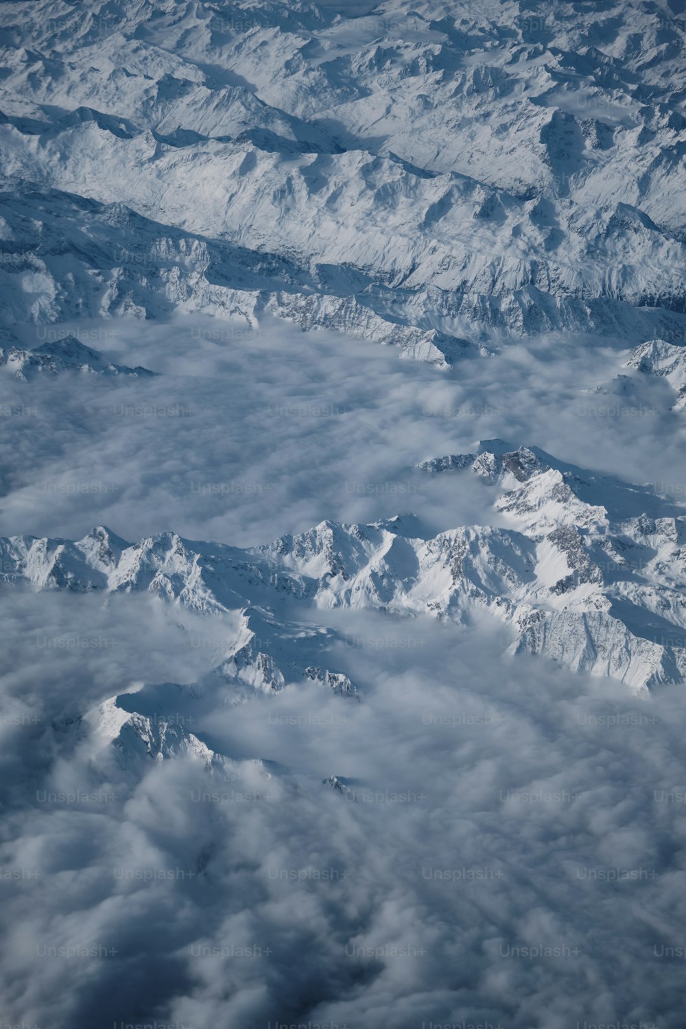 Una vista di una catena montuosa da un aereo