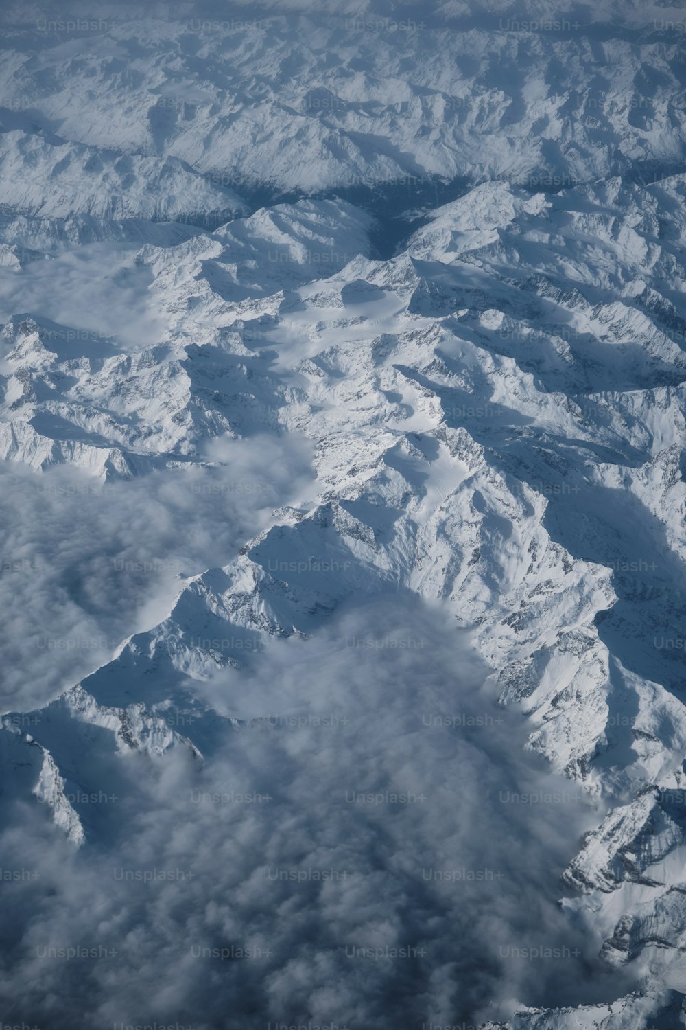 비행기에서 바라본 산맥 풍경