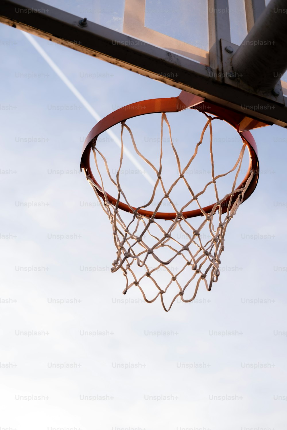 Ein Basketball, der durch den Rand eines Basketballkorbs geht