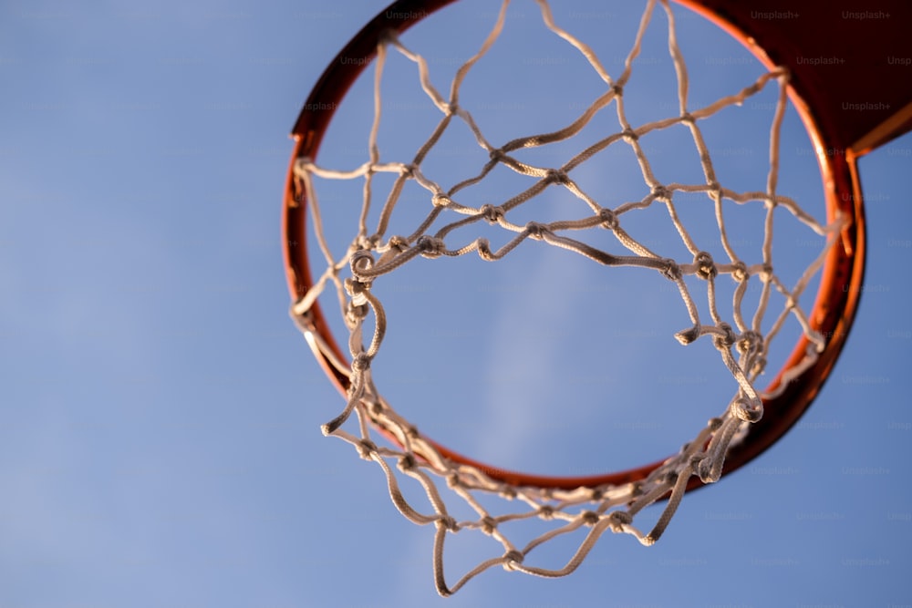 um aro de basquete com um céu azul claro no fundo