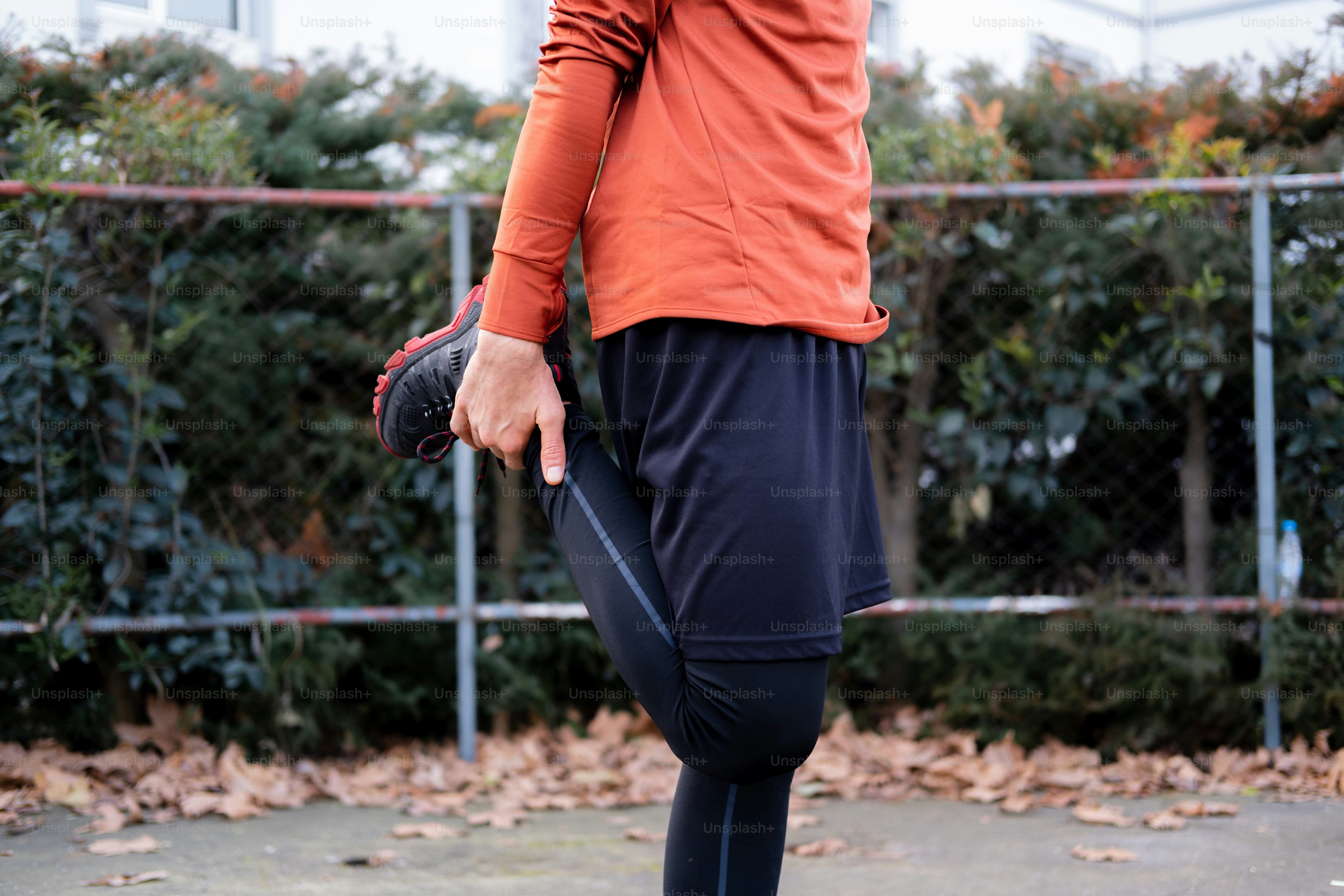 Ein Mann in einem orangefarbenen Hemd hält einen Baseballhandschuh