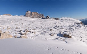 Una montaña cubierta de nieve con rocas y un fondo de cielo