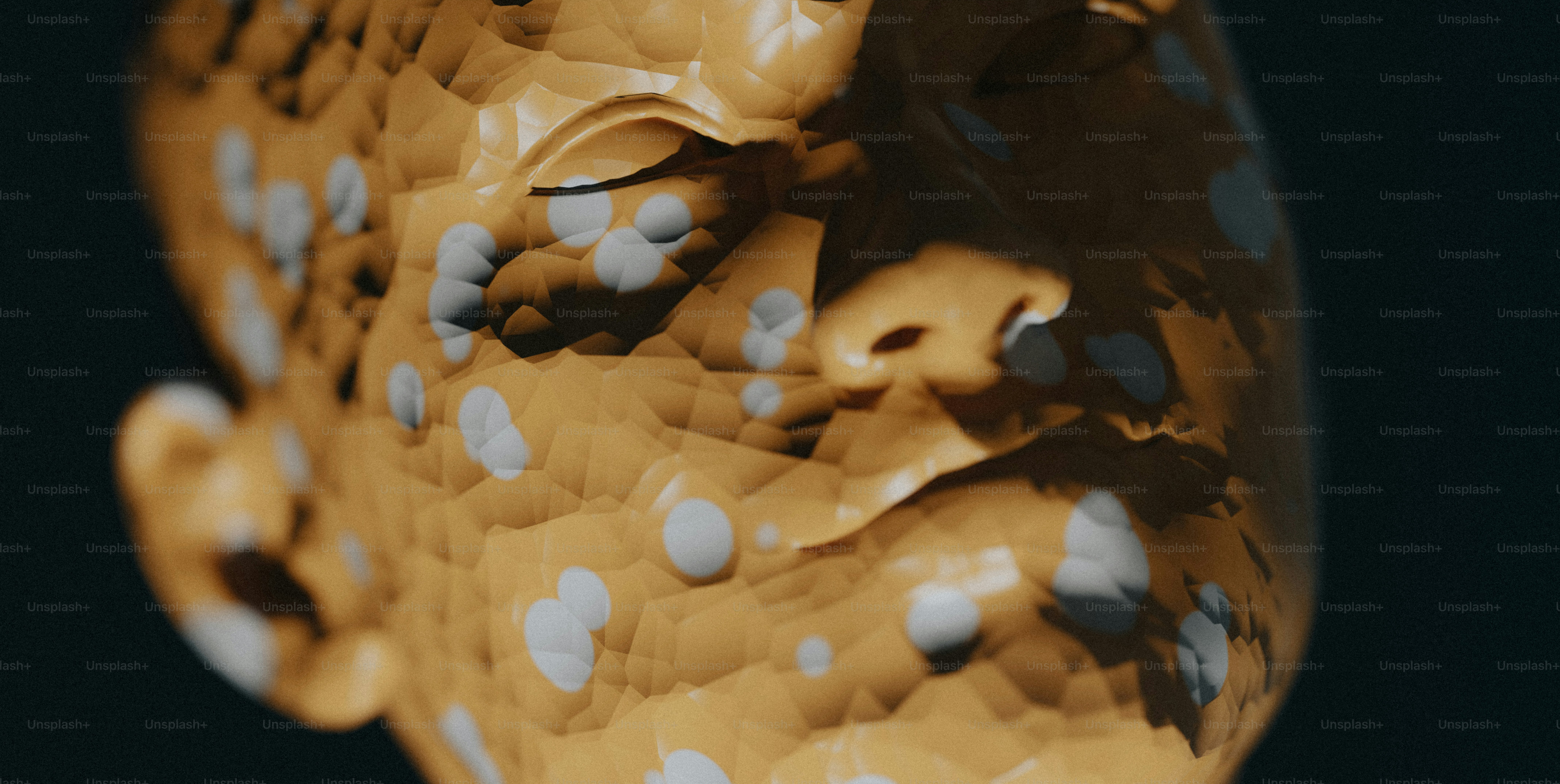 eine Nahaufnahme einer Vase mit weißen Punkten darauf