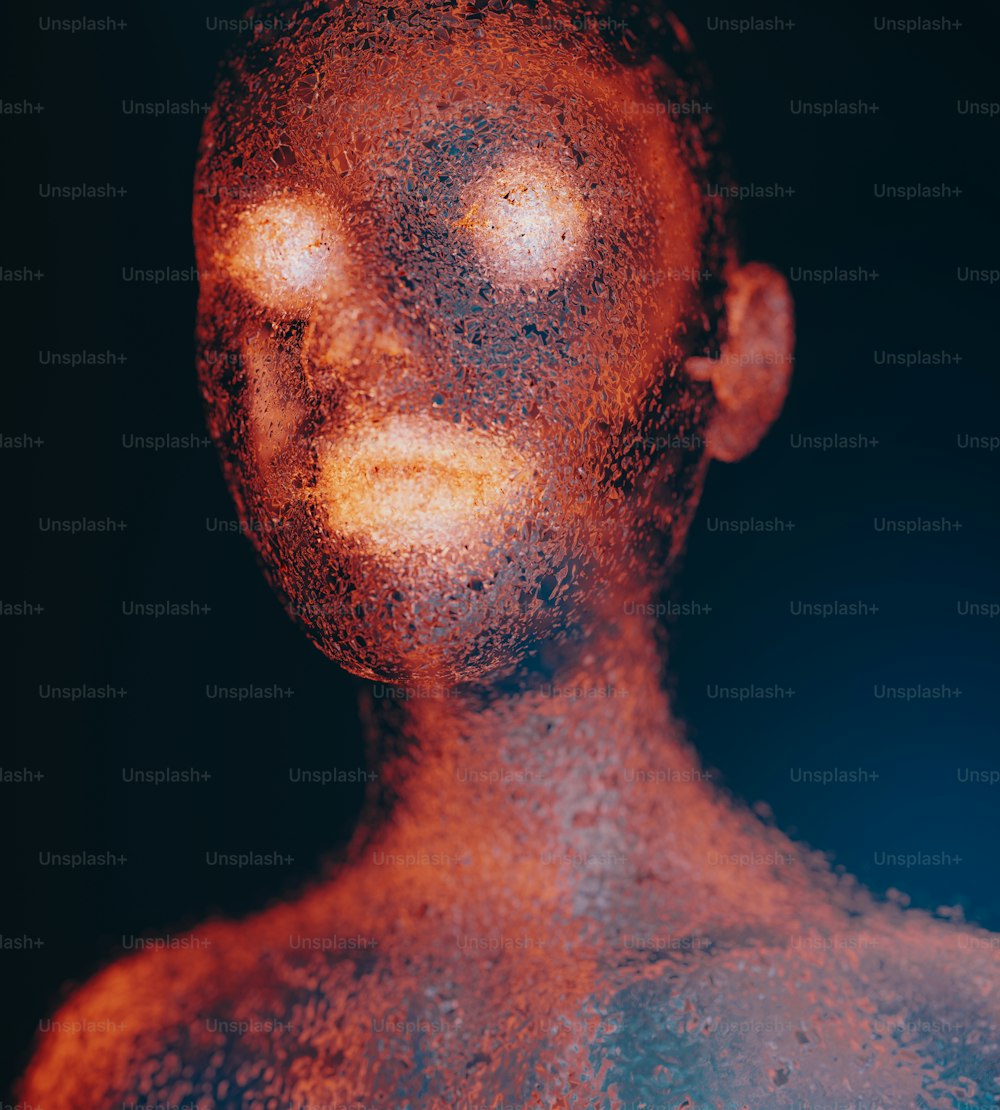 Il volto di un uomo è coperto di polvere arancione