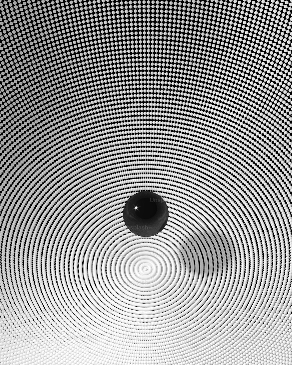Una foto in bianco e nero di una palla al centro di un bianco e nero