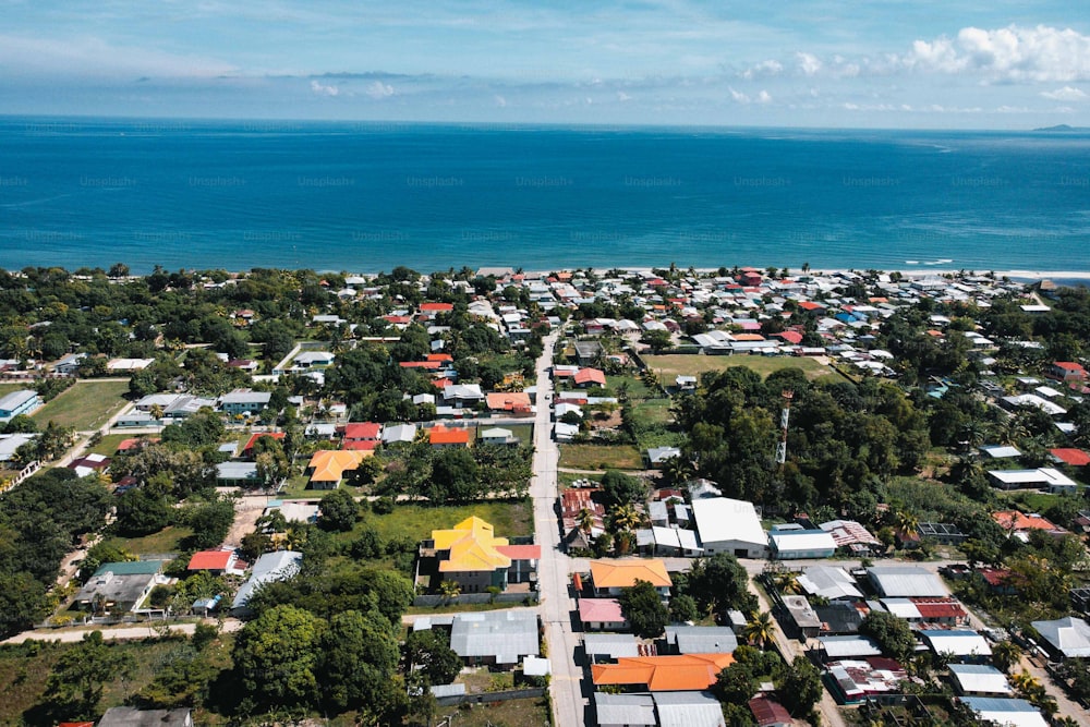 Una vista aérea de un pequeño pueblo junto al océano