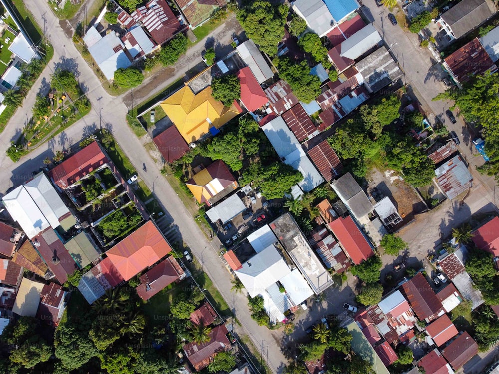 Una vista de pájaro de un vecindario con muchas casas