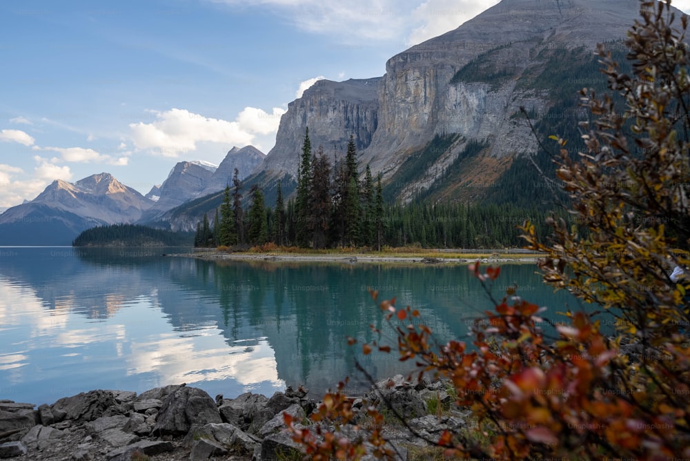 un lac entouré de montagnes et d’arbres par une journée ensoleillée