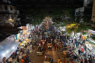 Una calle de la ciudad llena de gente por la noche con mucha gente