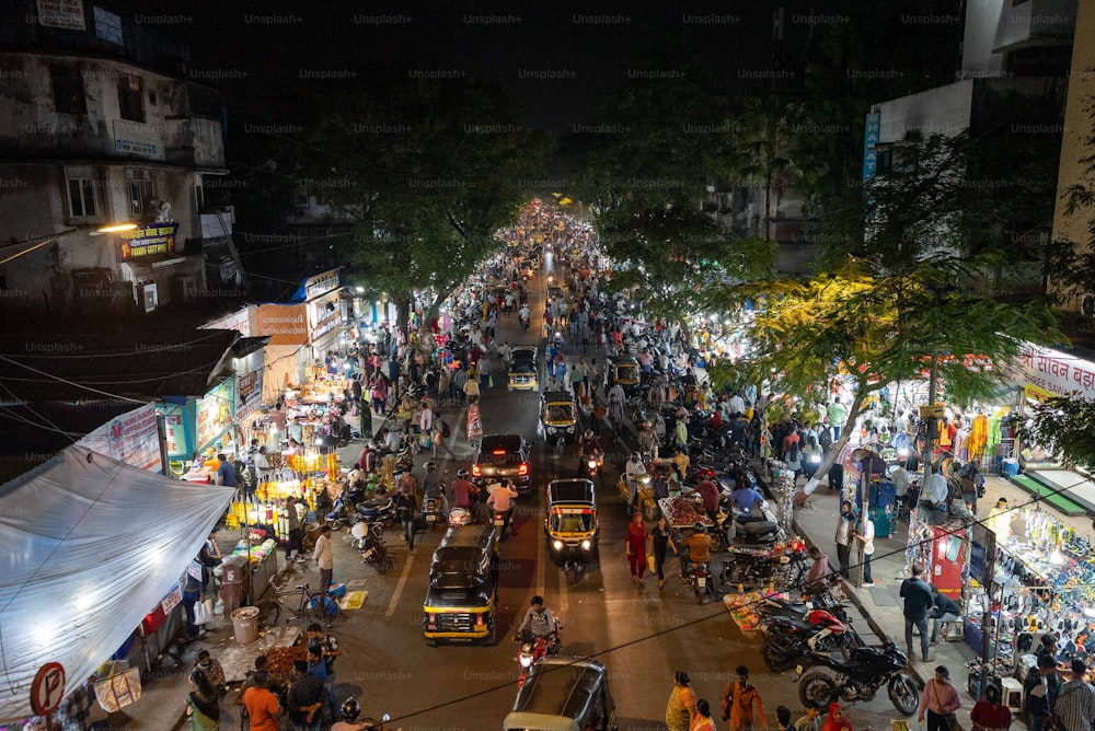 Una calle de la ciudad llena de gente por la noche con mucha gente