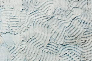Un gros plan d’un design de sable sur une plage