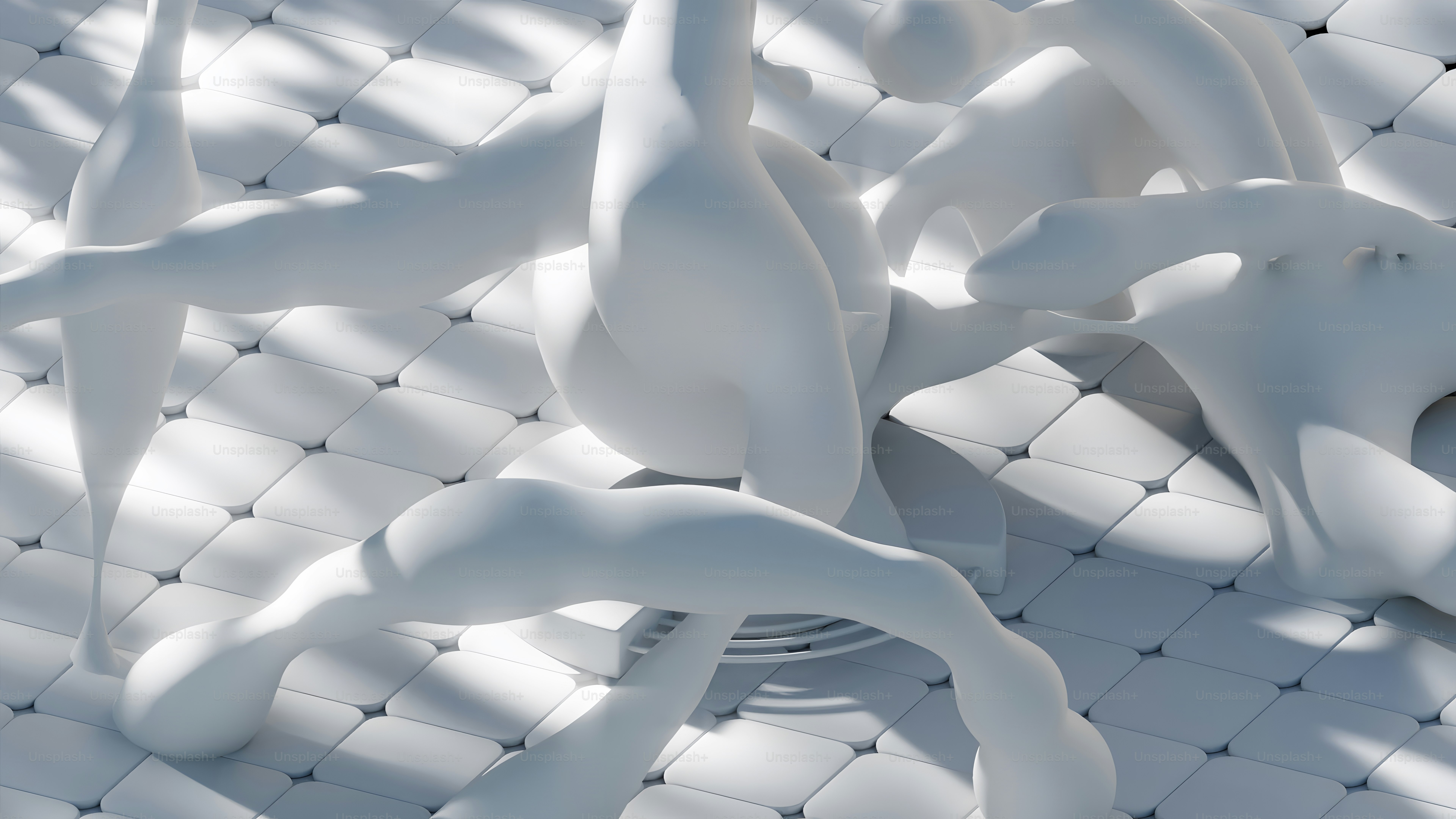 Gros plan d’une sculpture blanche sur un sol carrelé