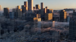 Blick auf eine Stadt mit Wolkenkratzern im Nebel