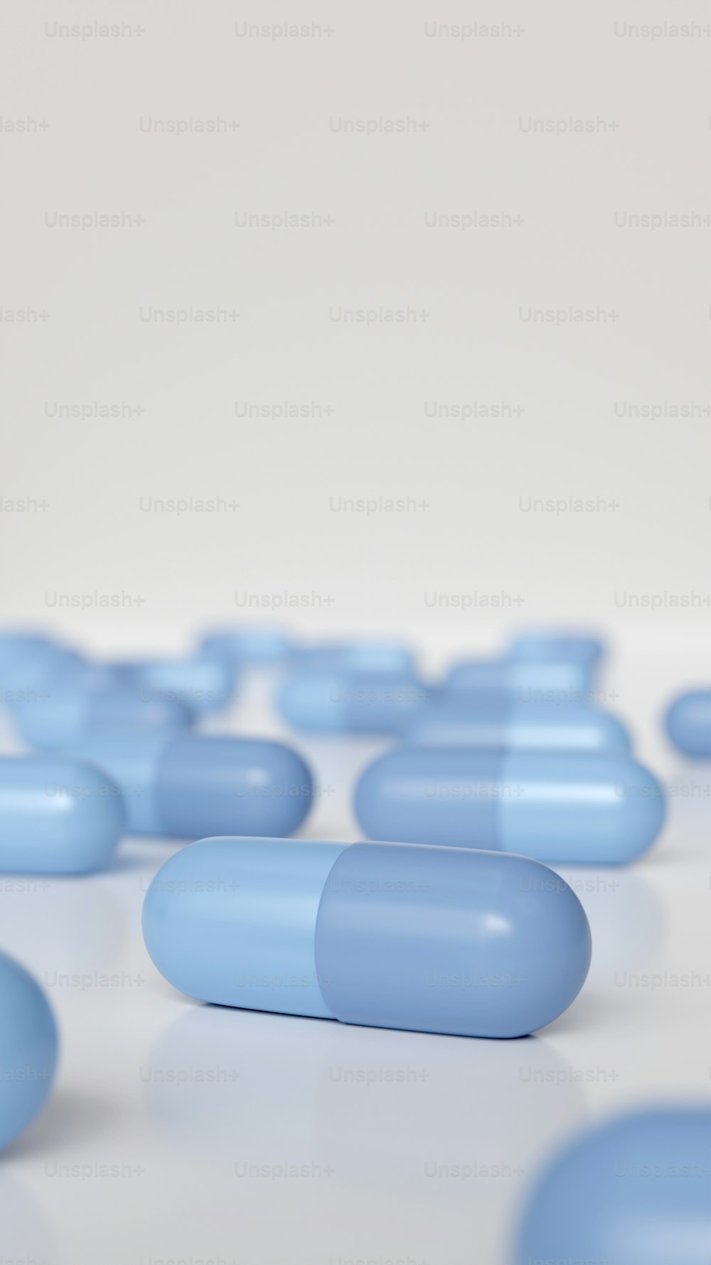 um grupo de pílulas azuis sentadas em cima de uma mesa branca