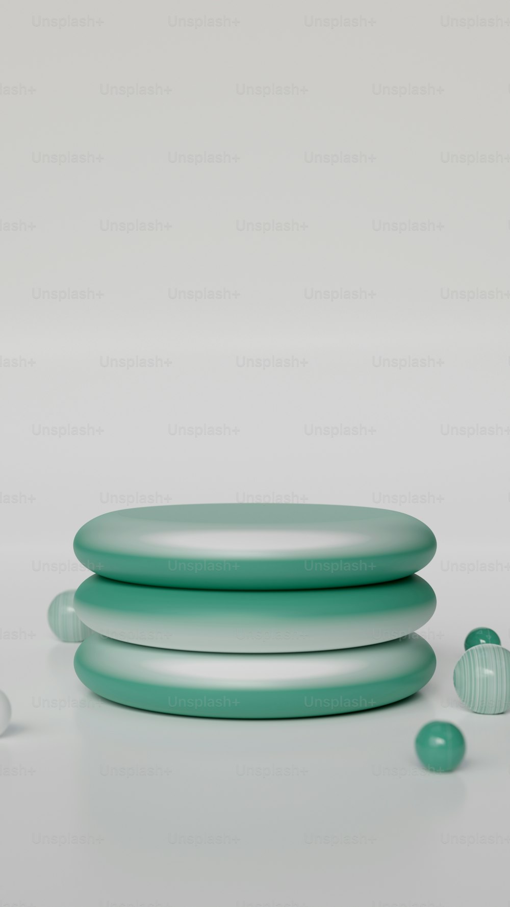 Una pila de frisbees verdes sentados uno encima del otro