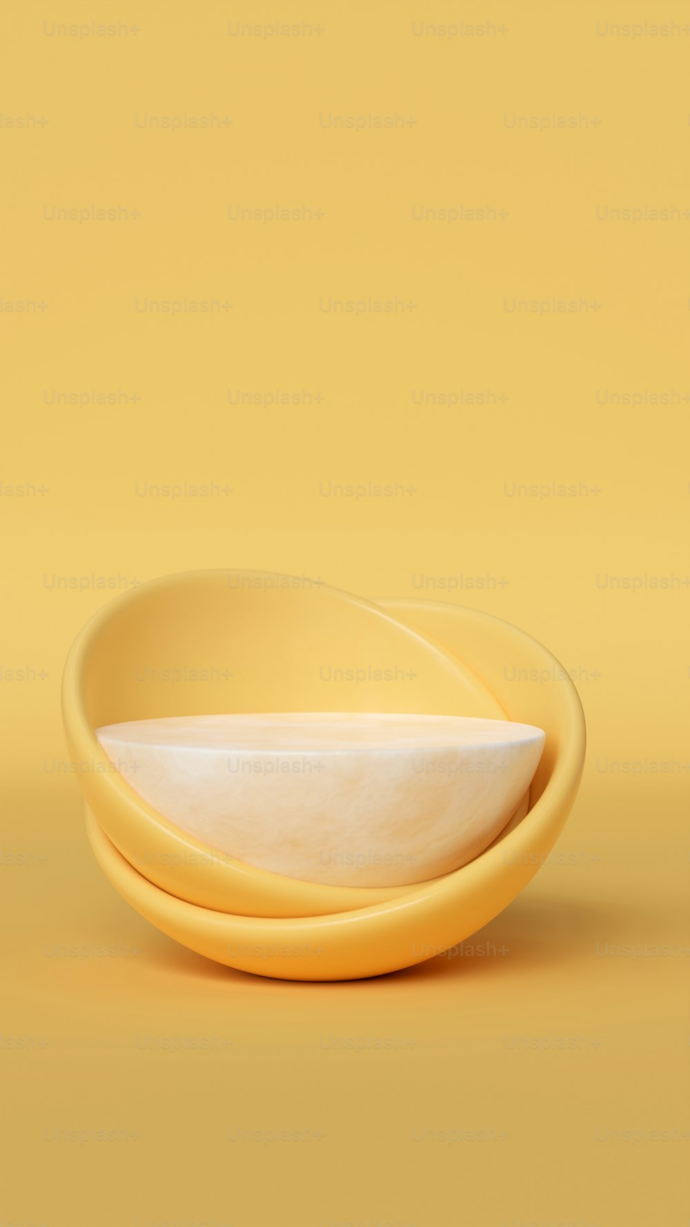 une assiette jaune avec un bol blanc sur le dessus