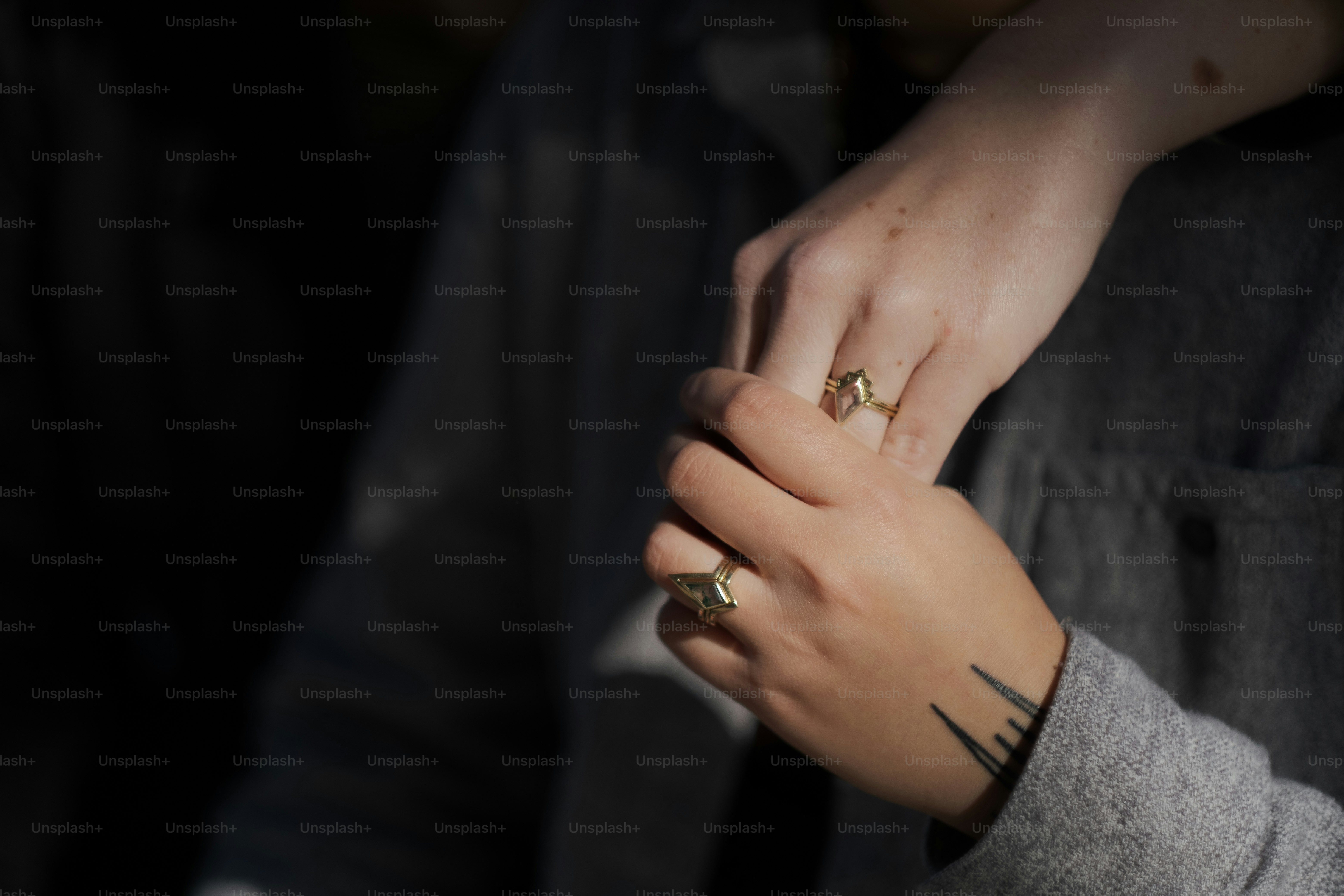 A person with two rings on their fingers photo – Holding hands Image on ...