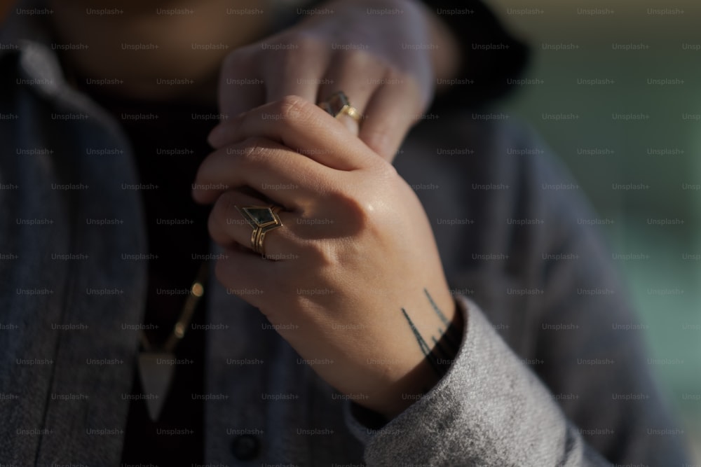 um close up de uma pessoa usando um anel