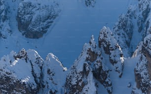 una vista di una montagna con neve su di esso