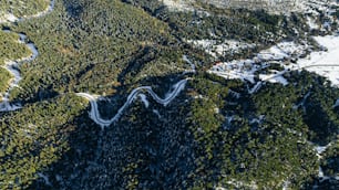 Luftaufnahme einer kurvenreichen Straße in den Bergen