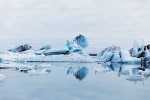 un gros iceberg flottant au-dessus d’un plan d’eau