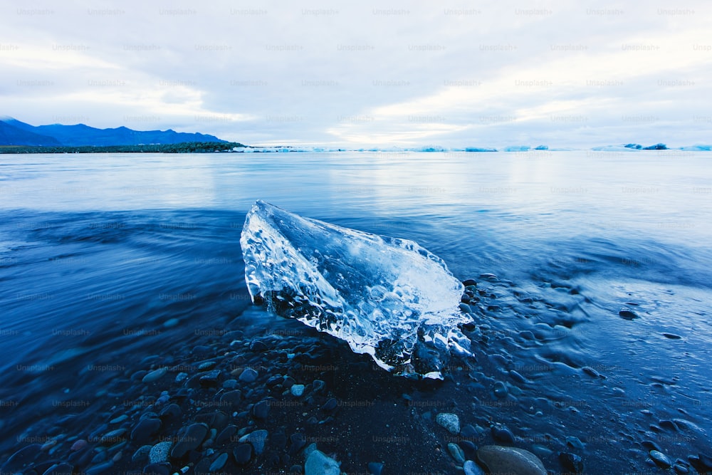 um iceberg flutuando em cima de um corpo de água
