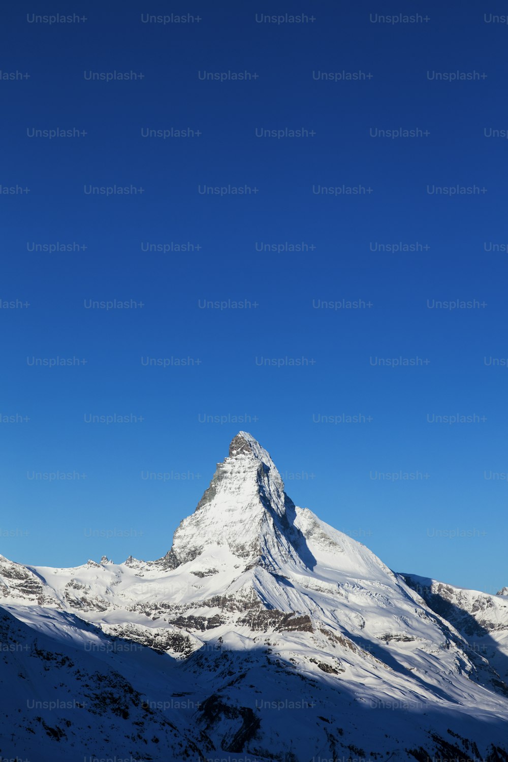 Ein schneebedeckter Berg unter blauem Himmel