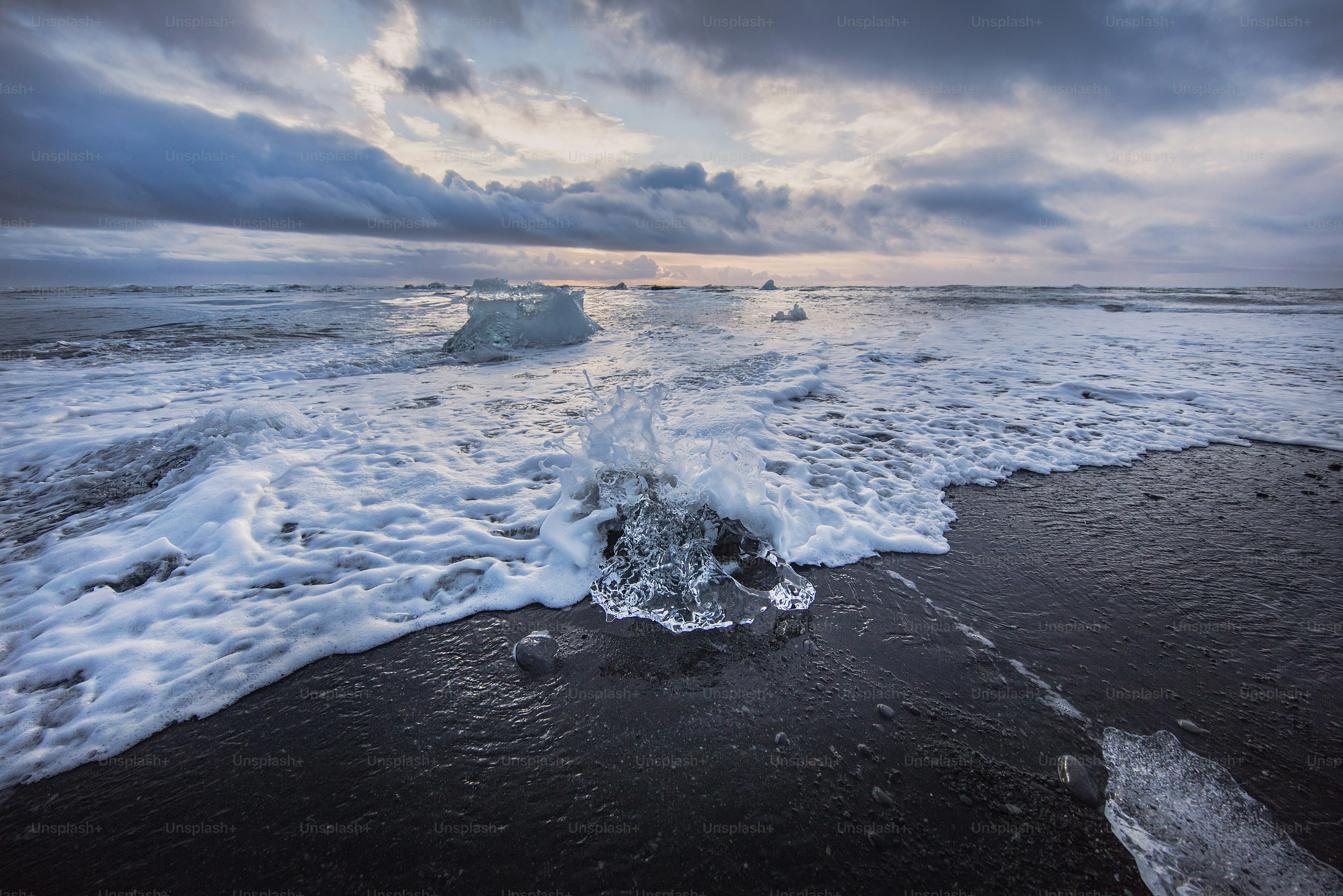 un grand iceberg flottant au-dessus d’un plan d’eau