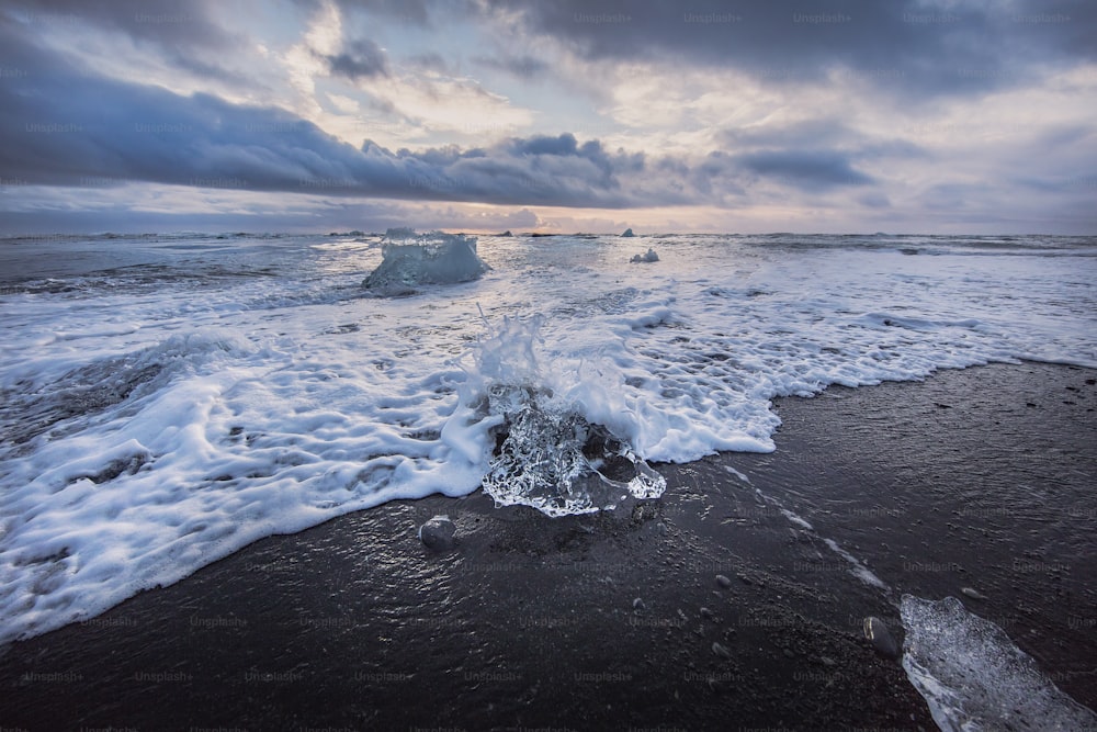 Un gran iceberg flotando sobre un cuerpo de agua