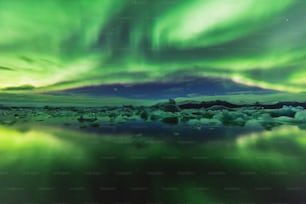 Un cielo verde y púrpura con icebergs en primer plano